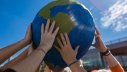 Klimaschutz, Hände halten die Erde