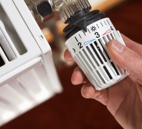 Energie Heizung Hand Ingo Bartussek AdobeStock 19481198.jpeg