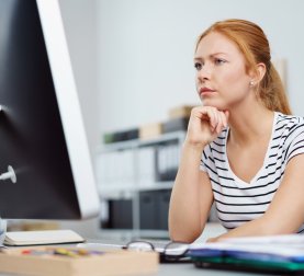 PC nachdenkliche Frau AdobeStock 117440266.jpg