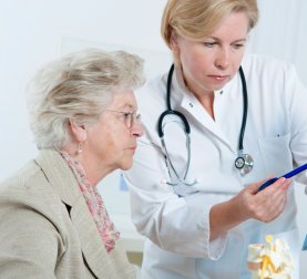 gesundheit patientin arzt fotolia alexander raths 35688885.jpg