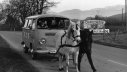 Schwarz-Weiß-Bild eines VW-Bullys der von Pferden gezogen wird