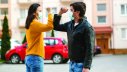 Zwei Menschen begrüßen sich per "Ellenbogen-Check"