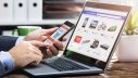 Online Shopping mit Smartphone und Laptop