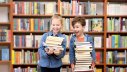 Schüler Kinder in Bibilothek mit Bücher