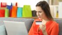 Frau bestellt und bezahlt online