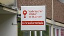 Logo des Projekts "Verbraucher stärken im Quartier" auf Schild