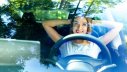 Frau sitzt in einem autonom fahrenden Fahrzeug