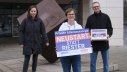 Übergabe der Unterschriften zur Petition "Stoppt Riester" vor dem Willy-Brand-Haus in Berlin.