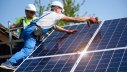 zwei Arbeiter montieren Photovoltaikanlage