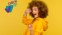 Junge Frau mit "Check it!" Slogan und Verbraucherchecker Projekt-Logo