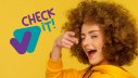 Junge Frau mit "Check it!" Slogan und Verbraucherchecker Projekt-Logo