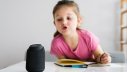 Kind benutzt Smart Speaker Anlage