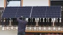Ein Mann montiert Solarplatten