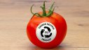 Auf Tomate klebt der Sticker "Carbon Neutral Product"
