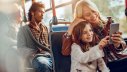 Mutter und Tochter sitzen im Bus 
