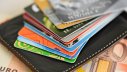 Kreditkarten liegen auf Geldbeutel