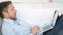 Mann mit Laptop auf Sofa; Quelle: contrastwerkstatt - fotolia.com