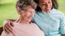 Pflegerin mit Seniorin