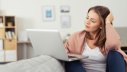Frau surft auf der Couch im Internet 