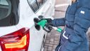Frau tankt Kraftstoff in ihr Auto. Foto: Alexander Lupin - fotolia.com
