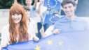 Junge Menschen mit Europaflaggen - AdobeStock - photographeeeu