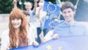 Junge Menschen mit Europaflaggen - AdobeStock - photographeeeu