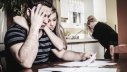 Einkommensschwache Haushalte werden durch steigende Strom-Grundpreise überproportional stark belastet.
