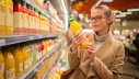 Frau guckt auf Smoothie lightpoet - Adobe Stock