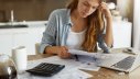 finanzen frau rechner adobestock 167672614 wayhome studio.jpeg