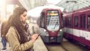 Frau am Bahnhof Lara Zahner - AdobeStock