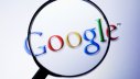Google-Logo unter einer Lupe