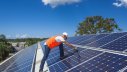 energie-solarzellen-dach-mit-mann-fotolia zstock-54730451.jpg