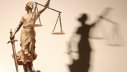 Figur der Justitia mit Schatten; Quelle: Fotolia.com / kanvag