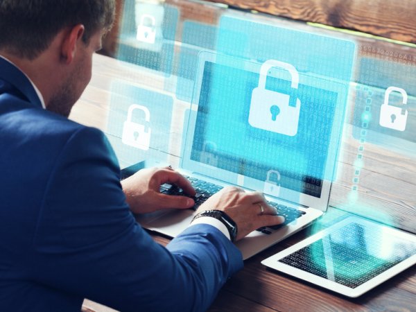 Mann vor PC, offenes Schloss Monitor 