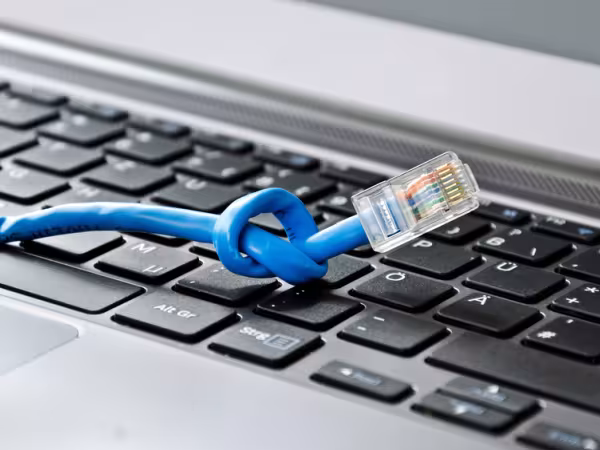 Netzwerkkabel auf einer Laptoptastatur