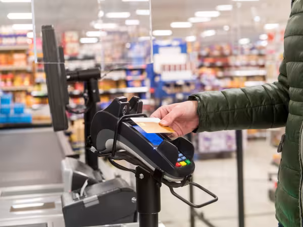 kontaktlose Bezahlung mit Karte im Supermarkt 