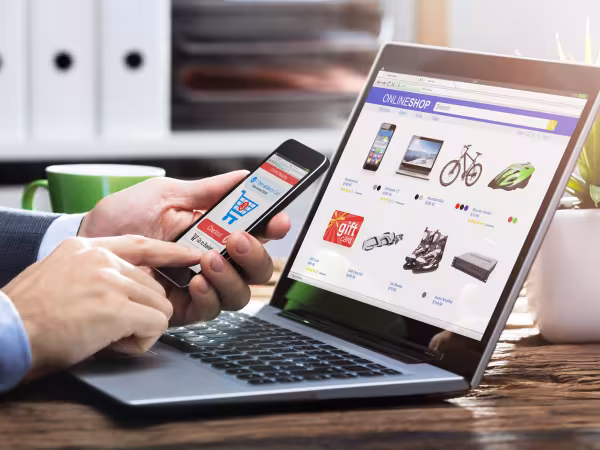 Online Shopping mit Smartphone und Laptop