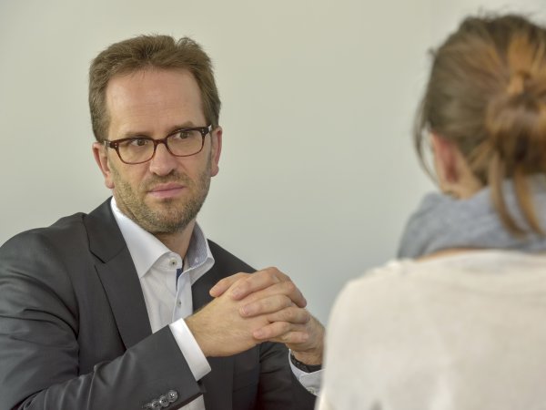 Klaus Müller im Interview. Foto: Gert Baumbach - vzbv