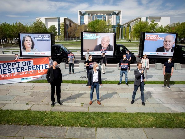 #StopptRiester-Aktion vor dem Kanzleramt  am 11. Mai 2021 in Berlin.