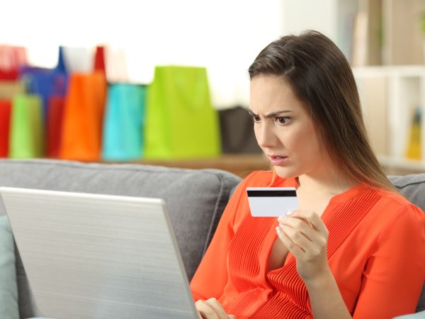 Frau bestellt und bezahlt online