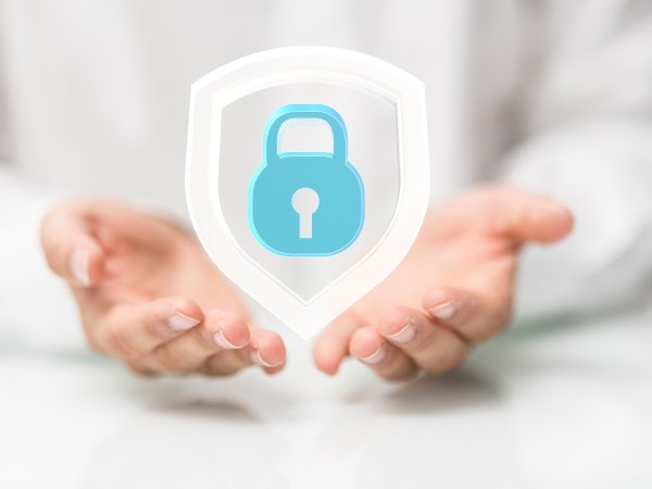 Zwei Hände halten ein Schloss als Symbol für Datenschutz