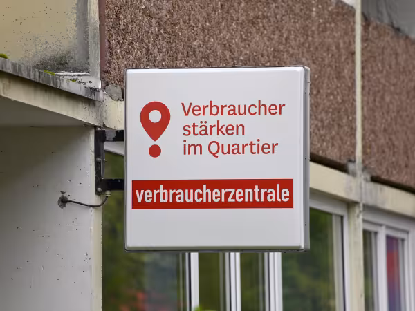 Logo des Projekts "Verbraucher stärken im Quartier" auf Schild