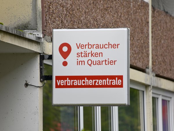 Logo des Projekts "Verbraucher stärken im Quartier" auf Schild