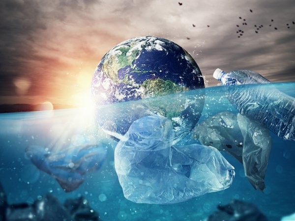 Erdkugel im Wasser mit Plastikmüll