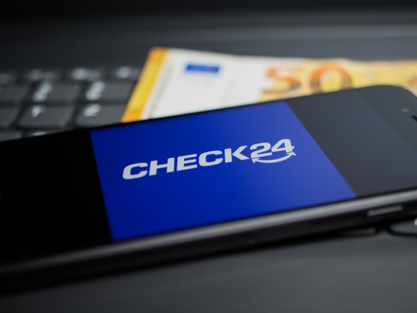 Logo von Check24 auf Handybildschirm
