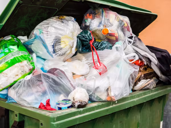 Müllbeutel in einer Tonne