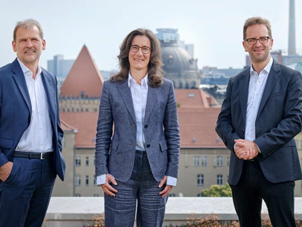Ausblick: (v.l.n.r.) Stephan Tromp, stellvertretender Hauptgeschäftsführer des Handelsverbandes Deutschland (HDE), Eveline Metzen, Leiterin Government Affairs & Public Policy für Deutschland, Österreich und die Schweiz bei Google und Klaus Müller, Vorstand des Verbraucherzentrale Bundesverbandes (vzbv)