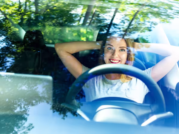 Frau sitzt in einem autonom fahrenden Fahrzeug