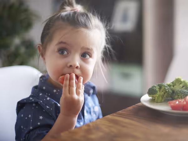 Kind isst Gemüse