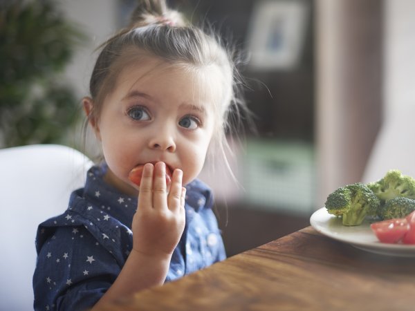 Kind isst Gemüse